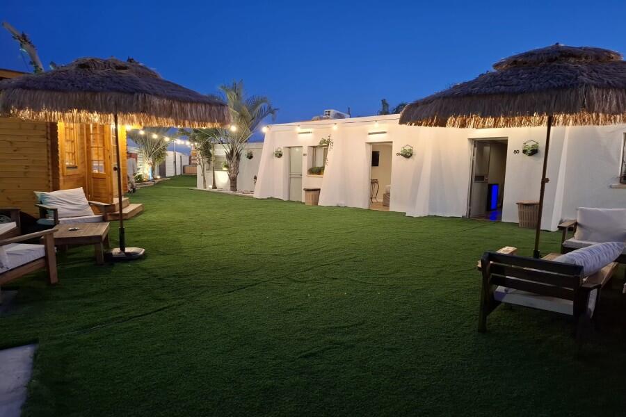 מתחם חיצוני בריכה וג'קוזי - כפר הים צימרים על הים לאירוח שעתי מפנק 155447