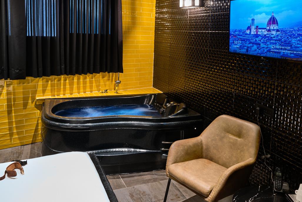 חדר 106 - השכרת סוויטות לפי שעה - רק בבלו טופז 101414