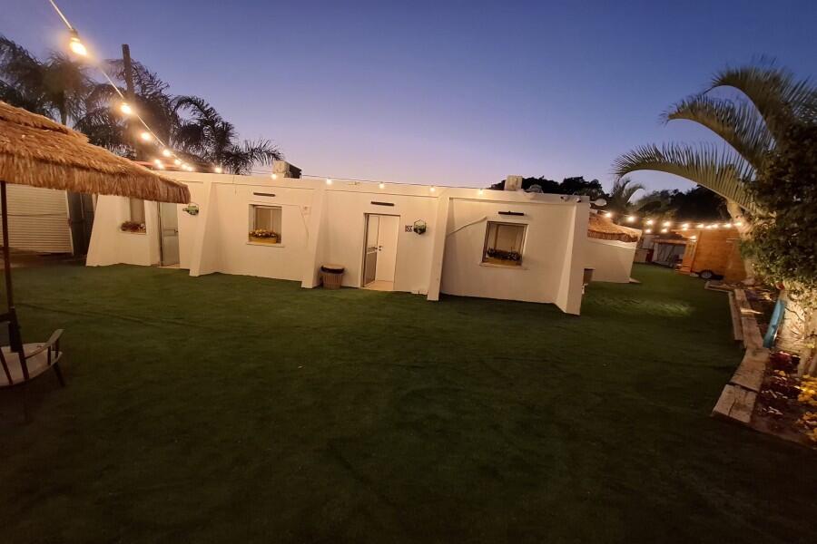 מתחם חיצוני בריכה וג'קוזי - כפר הים צימרים על הים לאירוח שעתי מפנק 155432