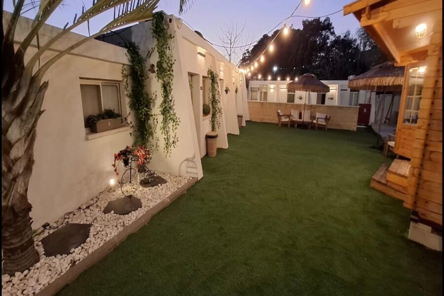 מתחם חיצוני בריכה וג'קוזי - כפר הים צימרים על הים לאירוח שעתי מפנק 155448