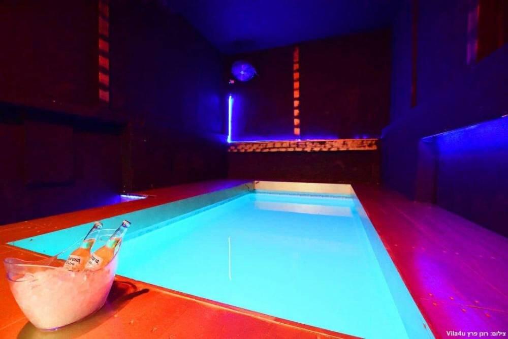 מתחם הבריכה והג'קוזי - וילה 117 - אירוח שעתי לזוגות בתל אביב 122088