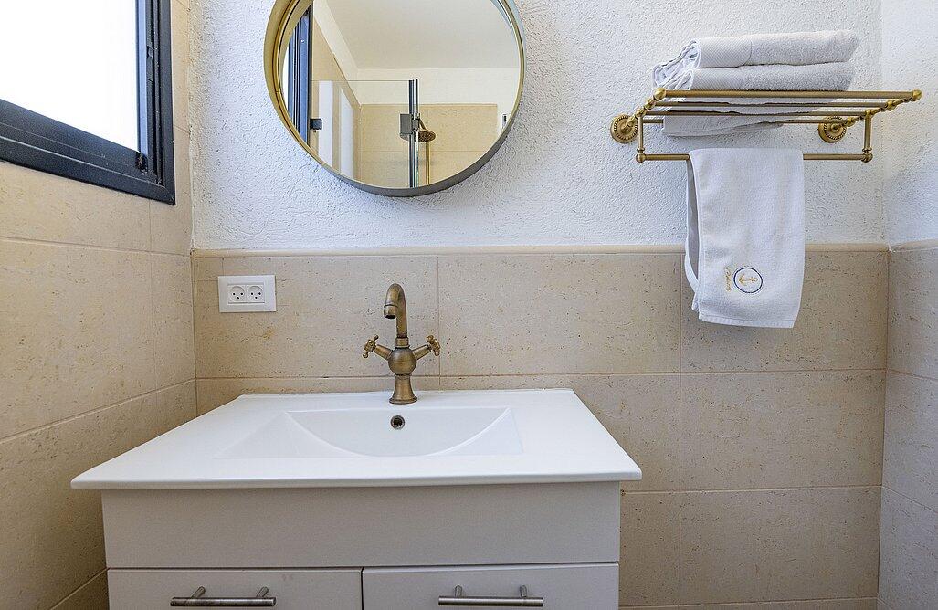 דירת אירוח זוגית עם גקוזי פנימי ומרפסת - אהבה בתל אביב | חדרי אירוח ונופש בתל אביב 147733