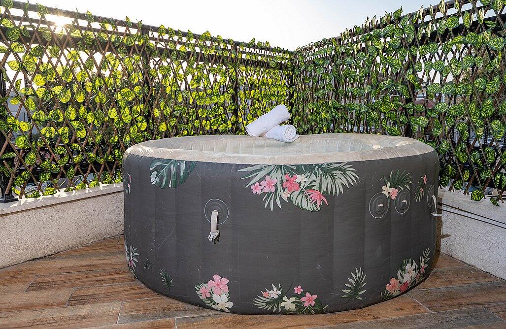 דירת אירוח זוגית עם גקוזי במרפסת - אהבה בתל אביב | חדרי אירוח ונופש בתל אביב 147723