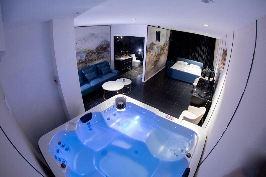 קינג רויאל ג'קוזי ענק - Royal Hotel – אירוח רומנטי ופרטי בראשון לציון 24/7 147896