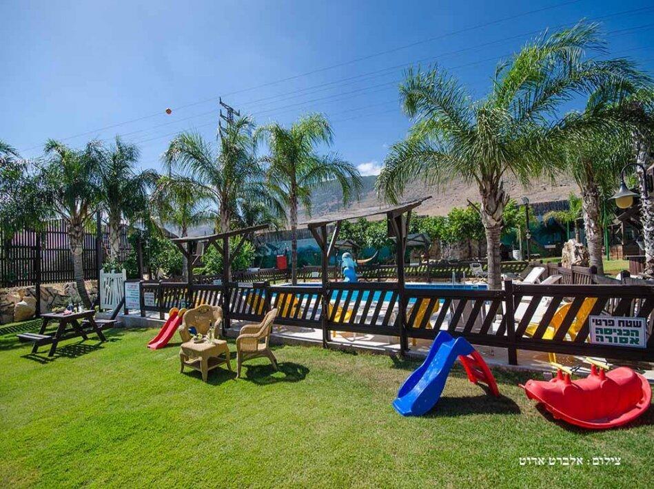 המתחם החיצוני - הבקתות של סיוון - רומס 4 יו 17173