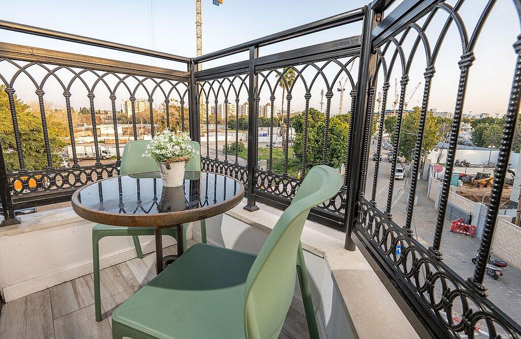 דירת אירוח זוגית עם גקוזי פנימי ומרפסת - אהבה בתל אביב | חדרי אירוח ונופש בתל אביב 147730