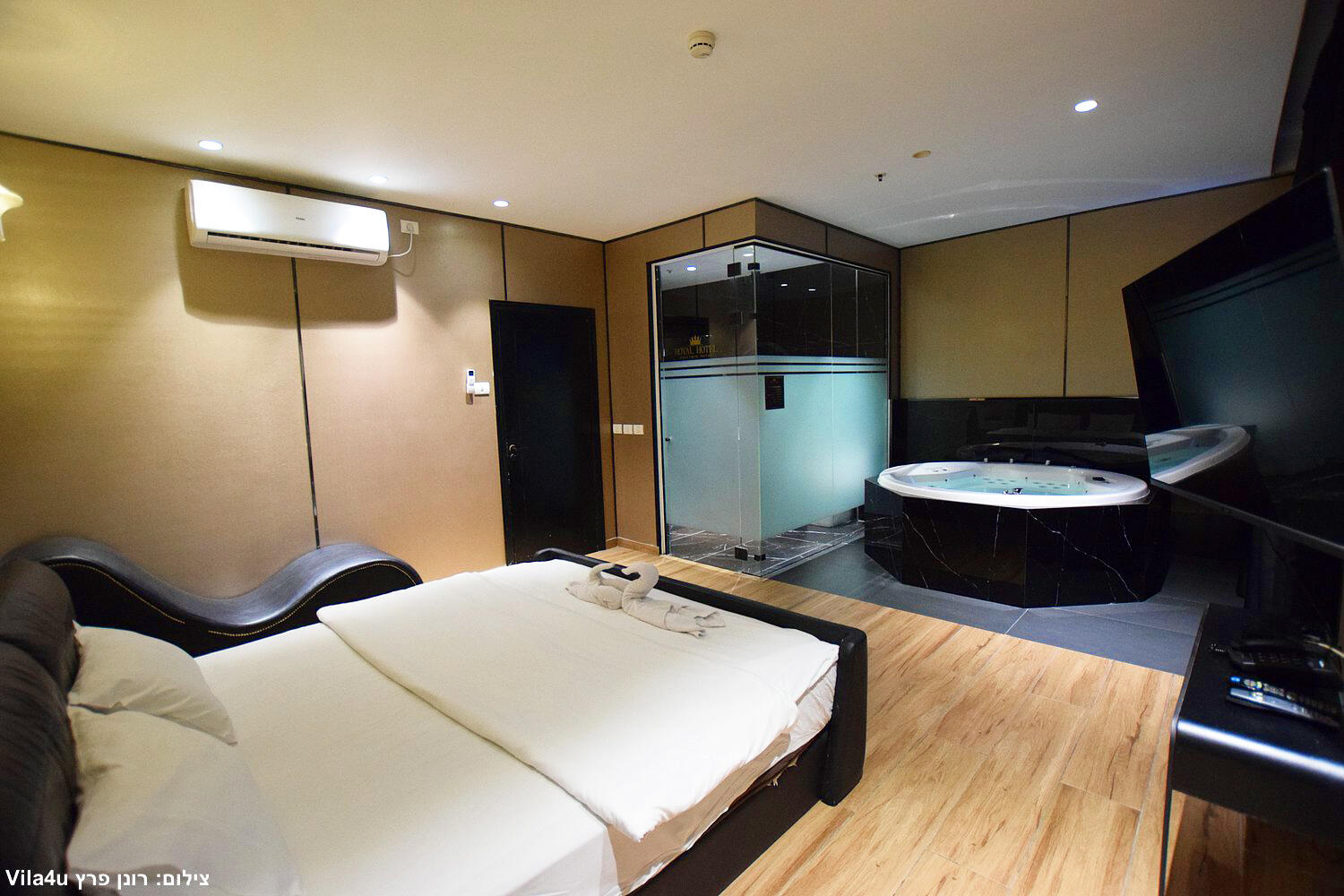 סוויטת רויאל ג'קוזי וסלון - Royal Hotel – אירוח רומנטי ופרטי בראשון לציון 24/7 157070