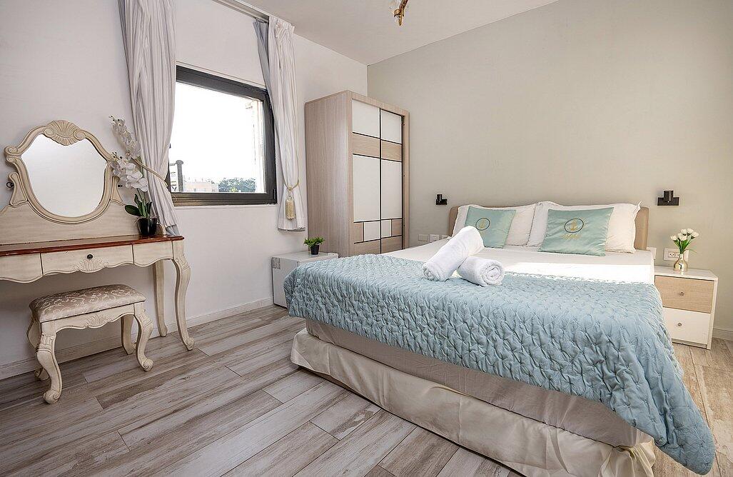 דירת אירוח זוגית עם גקוזי במרפסת - אהבה בתל אביב | חדרי אירוח ונופש בתל אביב 147713