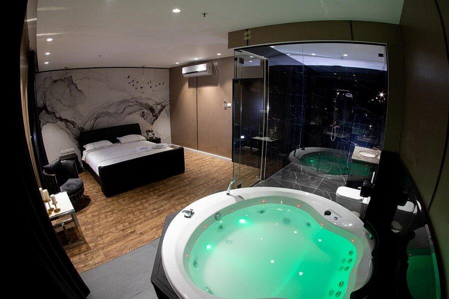 סוויטת רויאל ג'קוזי וסלון - Royal Hotel – אירוח רומנטי ופרטי בראשון לציון 24/7 147891