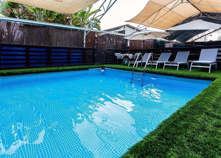 חצר ובריכה - ויליג' קומפלקס - 5 יחידות אירוח לפי שעה בניר בנים 121817