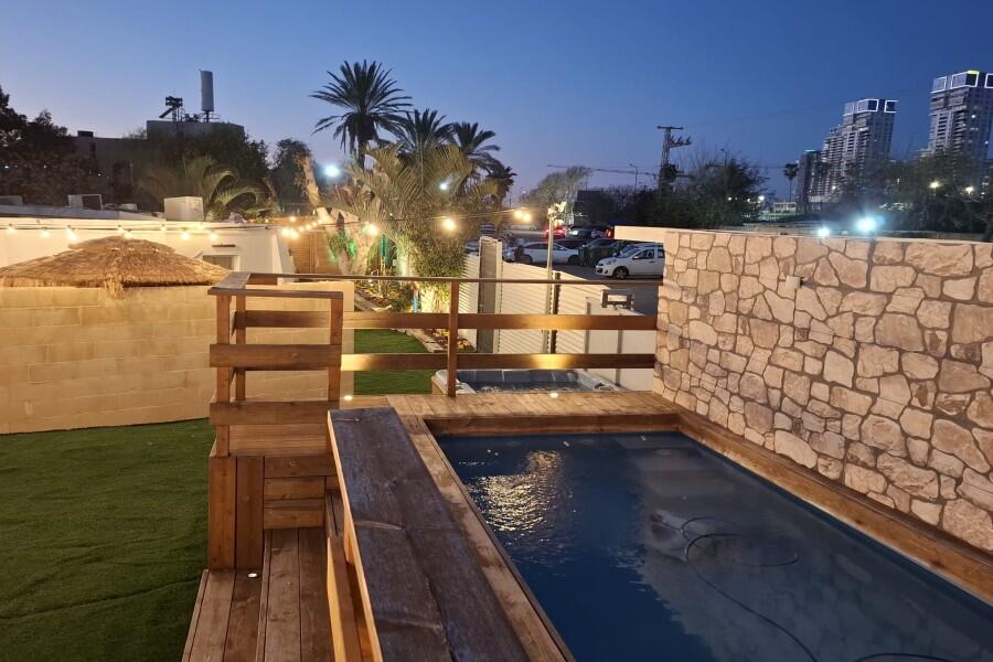 מתחם חיצוני בריכה וג'קוזי - כפר הים צימרים על הים לאירוח שעתי מפנק 155441