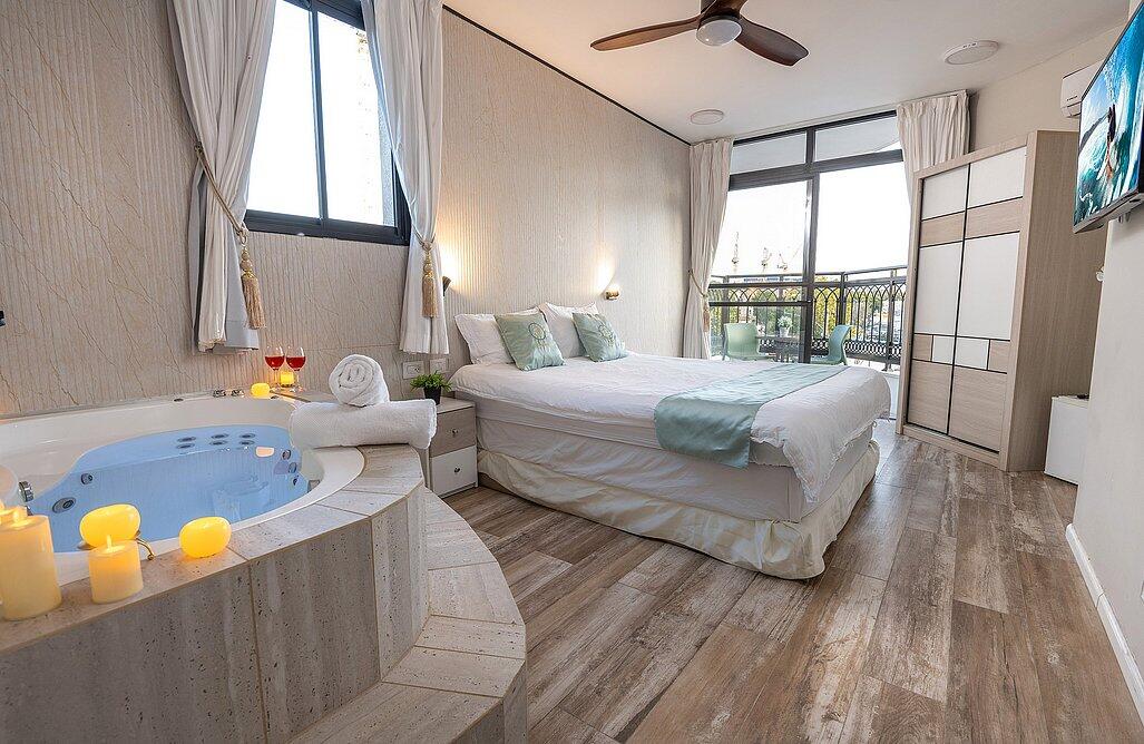 דירת אירוח זוגית עם גקוזי פנימי ומרפסת - אהבה בתל אביב | חדרי אירוח ונופש בתל אביב 147734