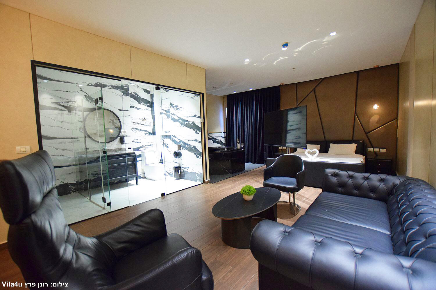 סוויטת רויאל ג'קוזי וסלון - Royal Hotel – אירוח רומנטי ופרטי בראשון לציון 24/7 157061