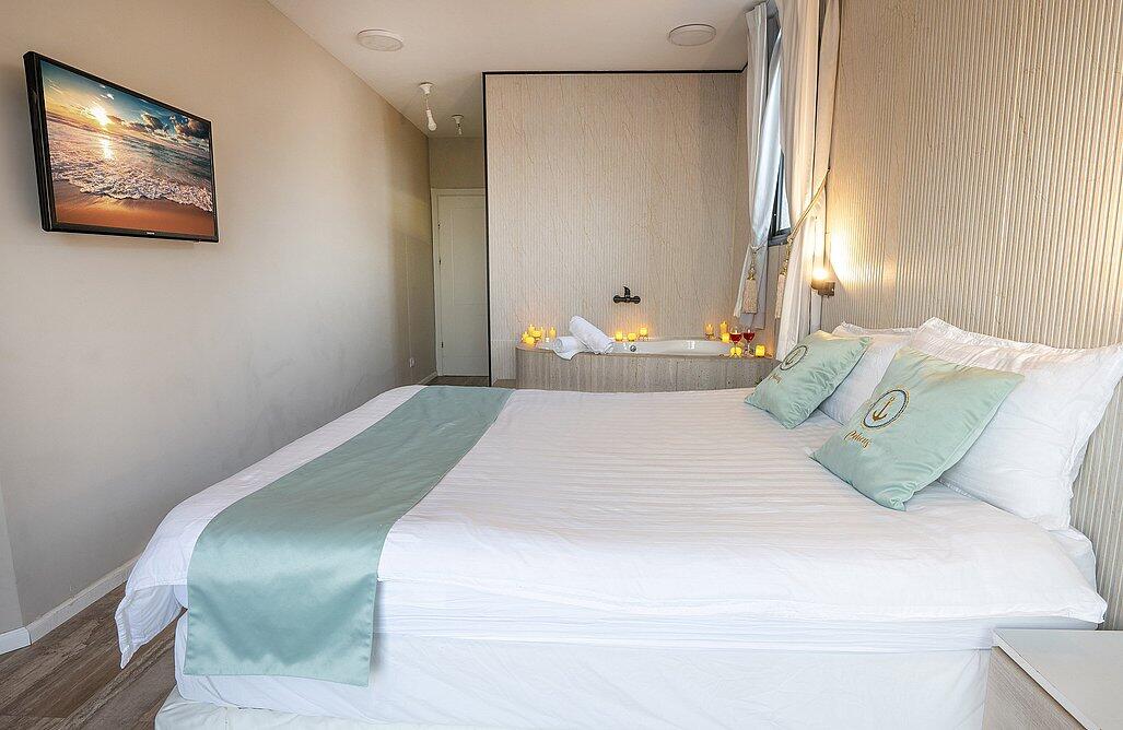 דירת אירוח זוגית עם גקוזי פנימי ומרפסת - אהבה בתל אביב | חדרי אירוח ונופש בתל אביב 147727