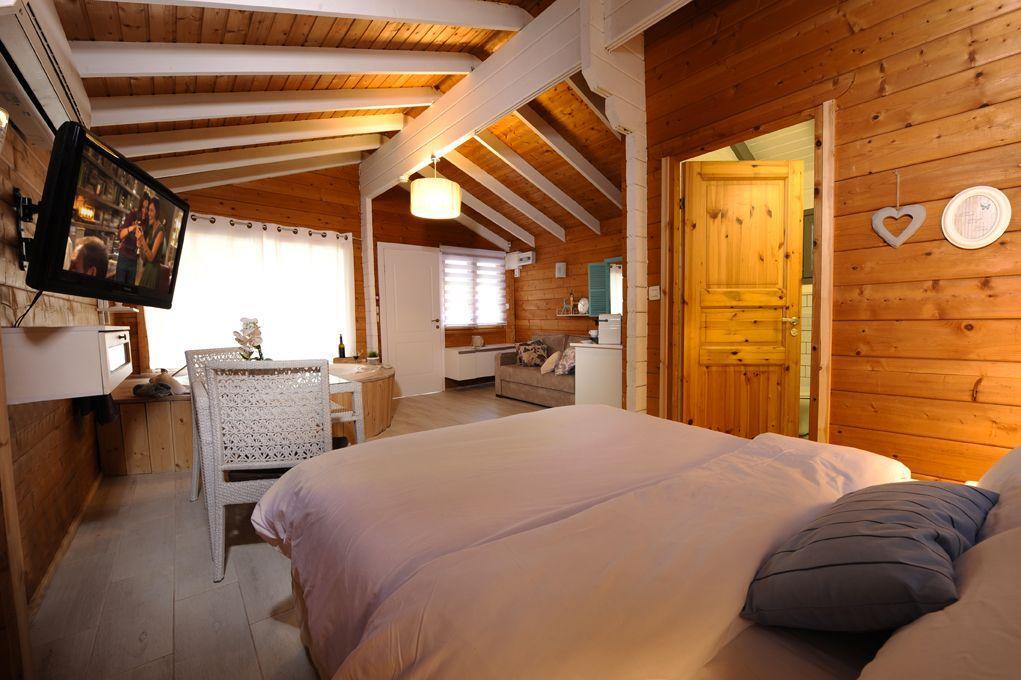 מתחם פנימי + טיפולי ספא - טרופי צימר ספא - 5 בקתות עץ בשזור 113493