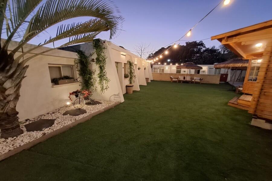 מתחם חיצוני בריכה וג'קוזי - כפר הים צימרים על הים לאירוח שעתי מפנק 155444