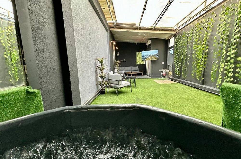 מתחם הבריכה והג'קוזי - וילה 117 - אירוח שעתי לזוגות בתל אביב 122096