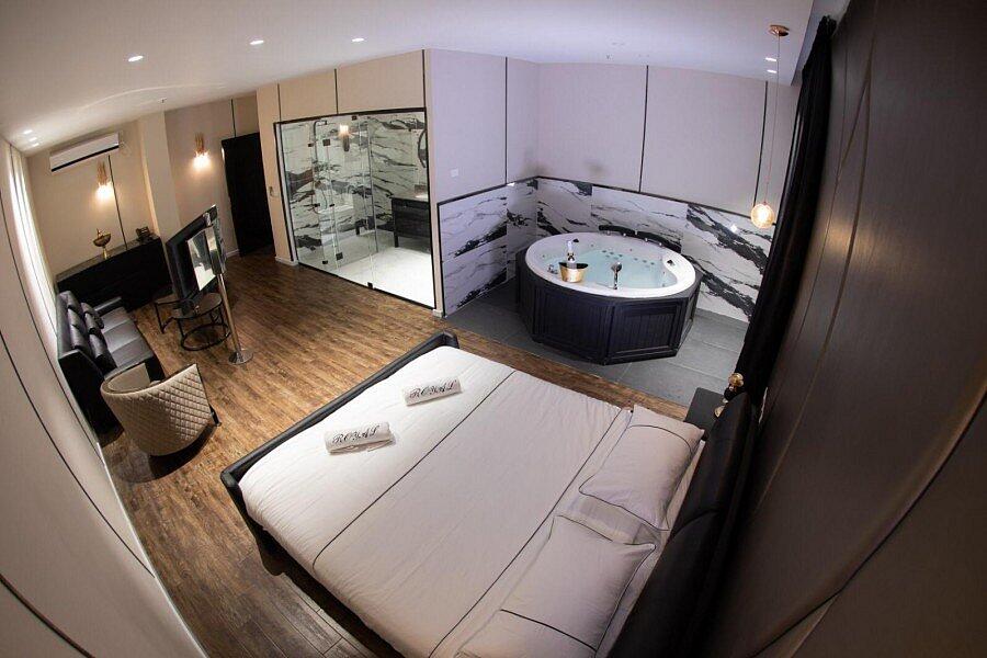 סוויטת רויאל ג'קוזי וסלון - Royal Hotel – אירוח רומנטי ופרטי בראשון לציון 24/7 147893