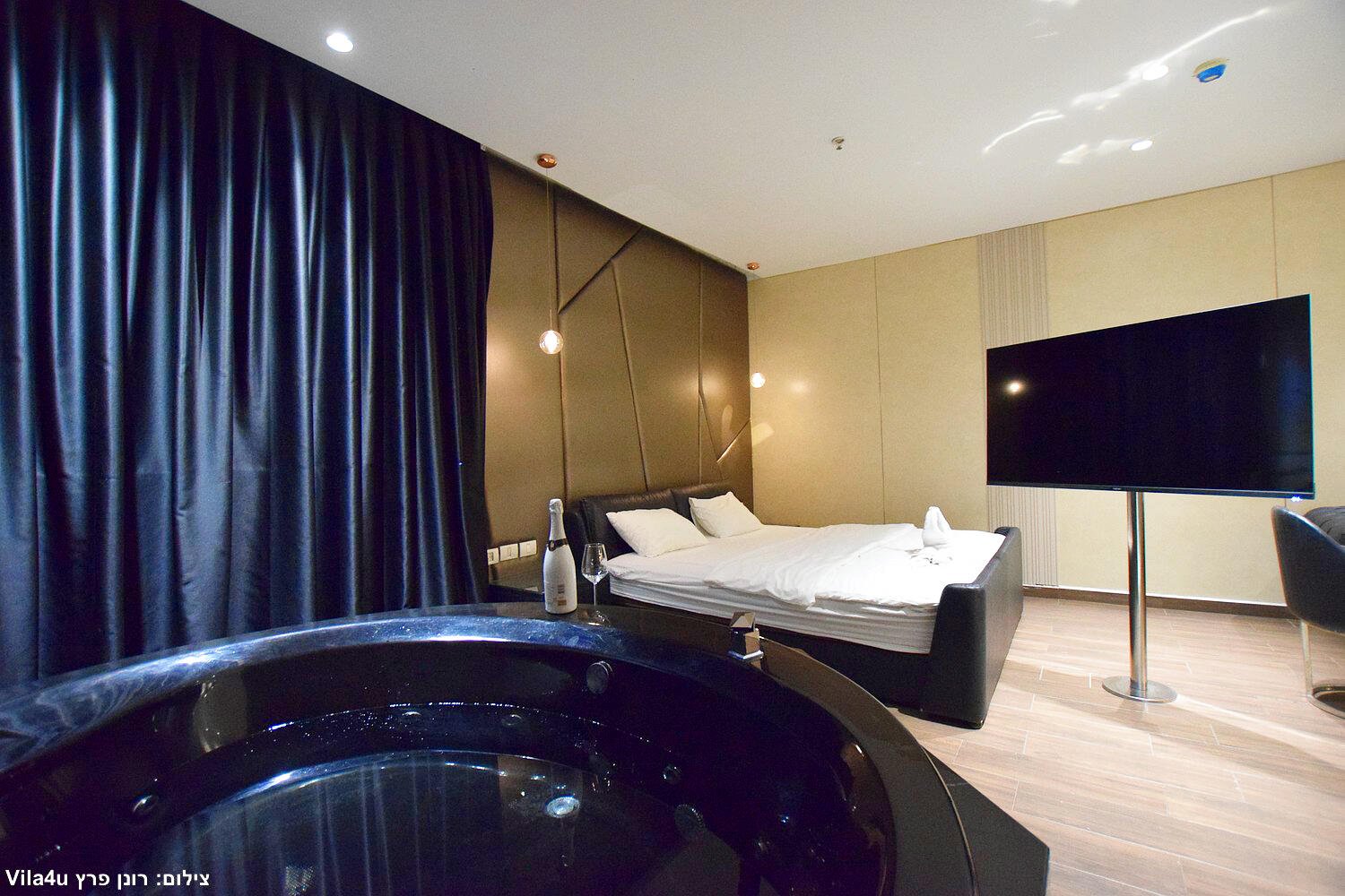 סוויטת רויאל ג'קוזי וסלון - Royal Hotel – אירוח רומנטי ופרטי בראשון לציון 24/7 157062
