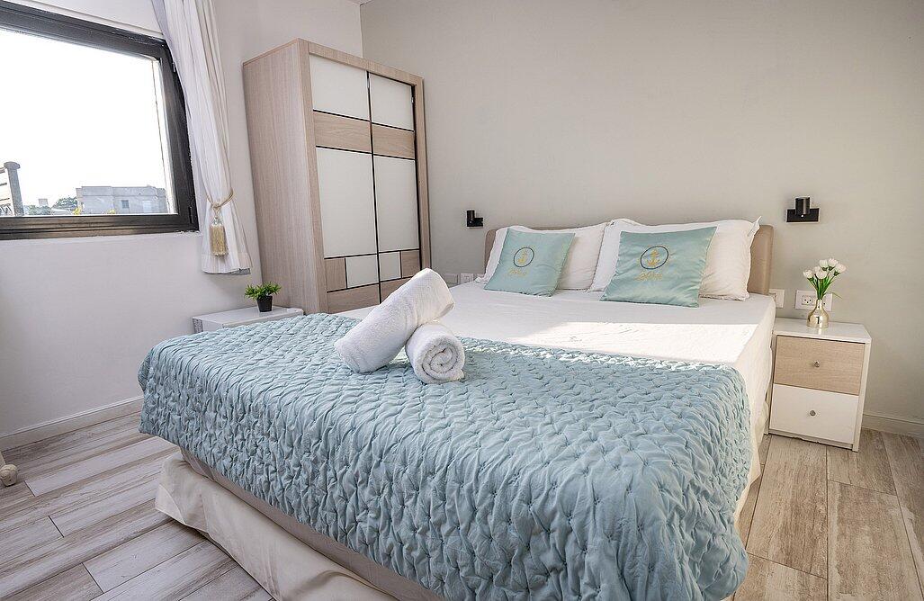 דירת אירוח זוגית עם גקוזי במרפסת - אהבה בתל אביב | חדרי אירוח ונופש בתל אביב 147714