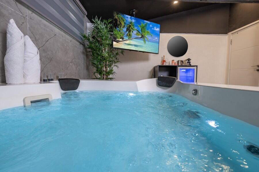 סוויטת בלאק רום 203 - לאגו סוויט - Lago Suite אירוח לפי שעה 107841