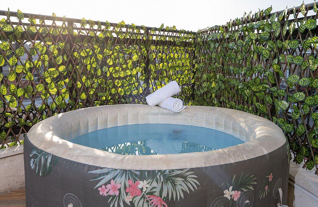 דירת אירוח זוגית עם גקוזי במרפסת - אהבה בתל אביב | חדרי אירוח ונופש בתל אביב 147722