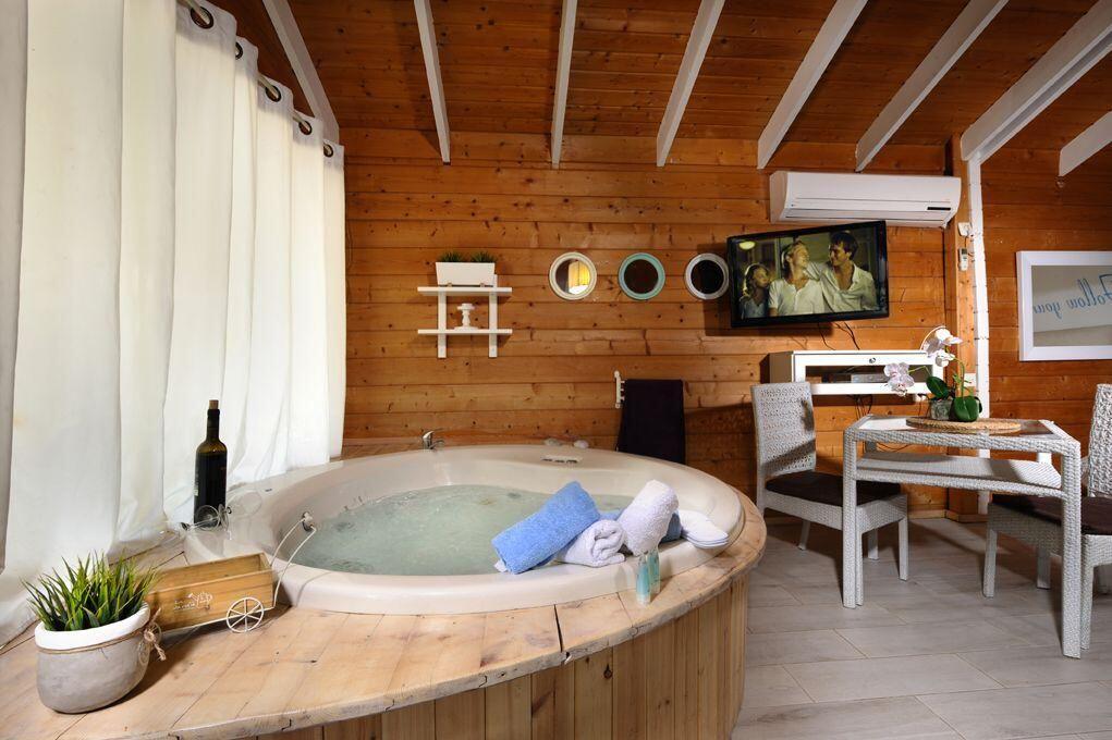 מתחם פנימי + טיפולי ספא - טרופי צימר ספא - 5 בקתות עץ בשזור 113501