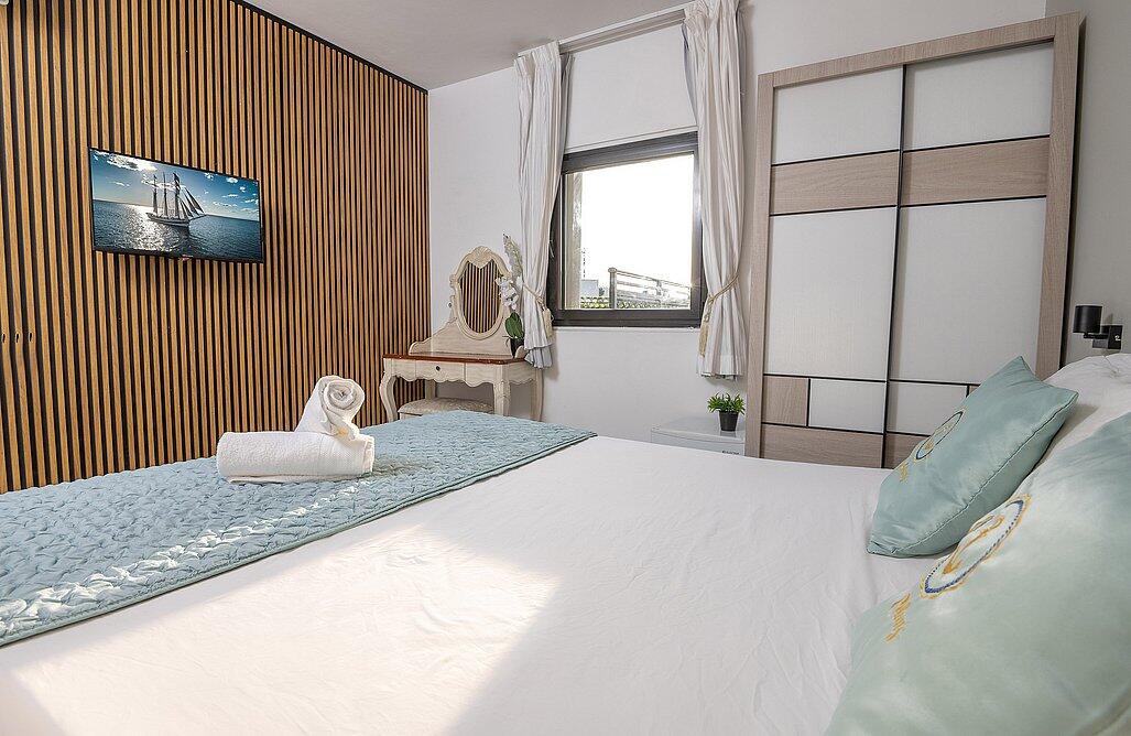 דירת אירוח זוגית עם גקוזי במרפסת - אהבה בתל אביב | חדרי אירוח ונופש בתל אביב 147716