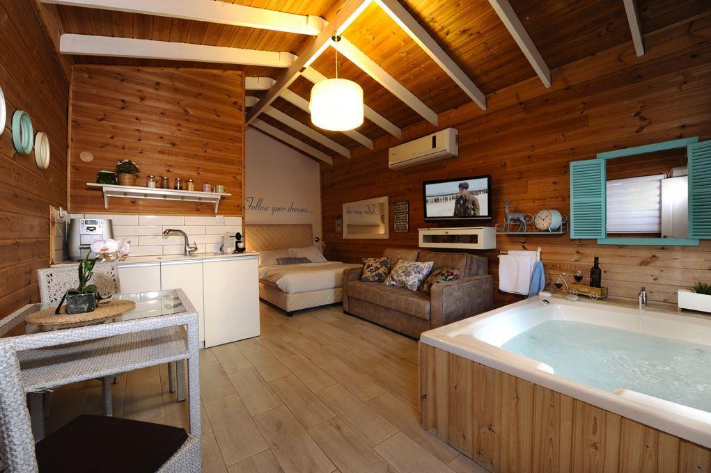 מתחם פנימי + טיפולי ספא - טרופי צימר ספא - 5 בקתות עץ בשזור 113494