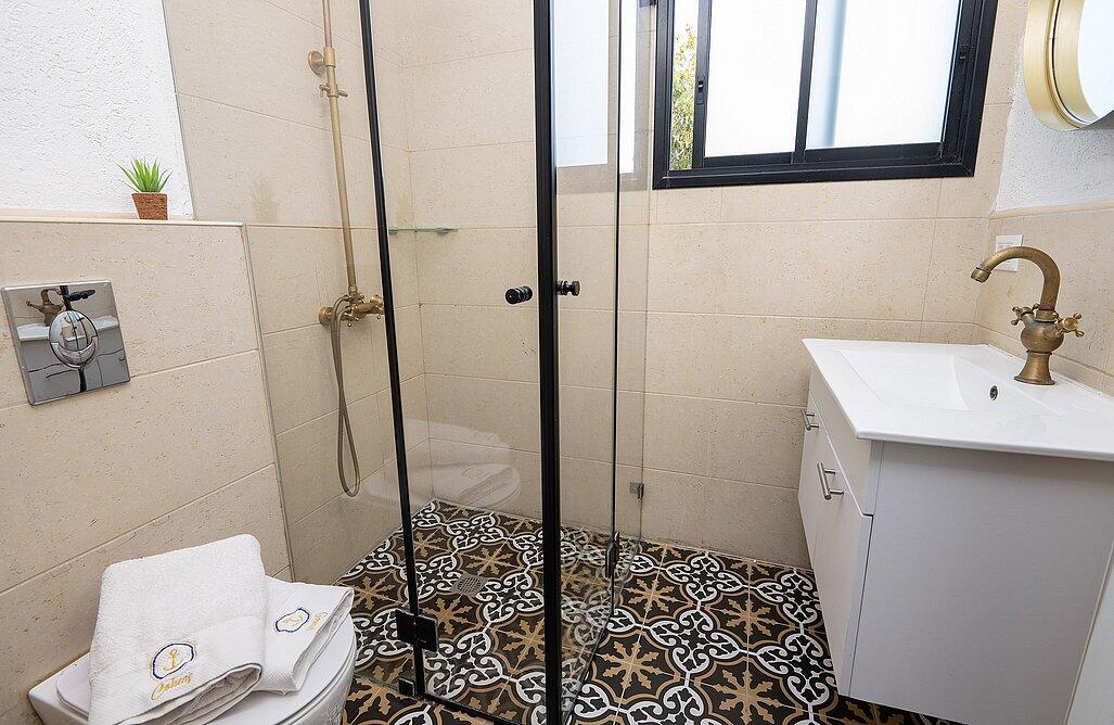 דירת אירוח זוגית עם גקוזי פנימי ומרפסת - אהבה בתל אביב | חדרי אירוח ונופש בתל אביב 147732