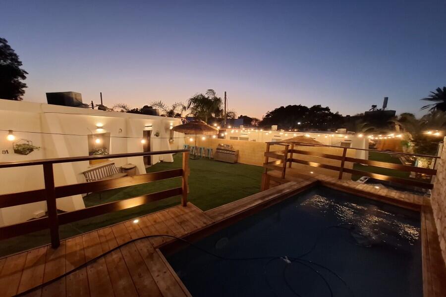 מתחם חיצוני בריכה וג'קוזי - כפר הים צימרים על הים לאירוח שעתי מפנק 155443