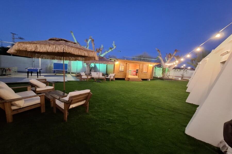 מתחם חיצוני בריכה וג'קוזי - כפר הים צימרים על הים לאירוח שעתי מפנק 155429