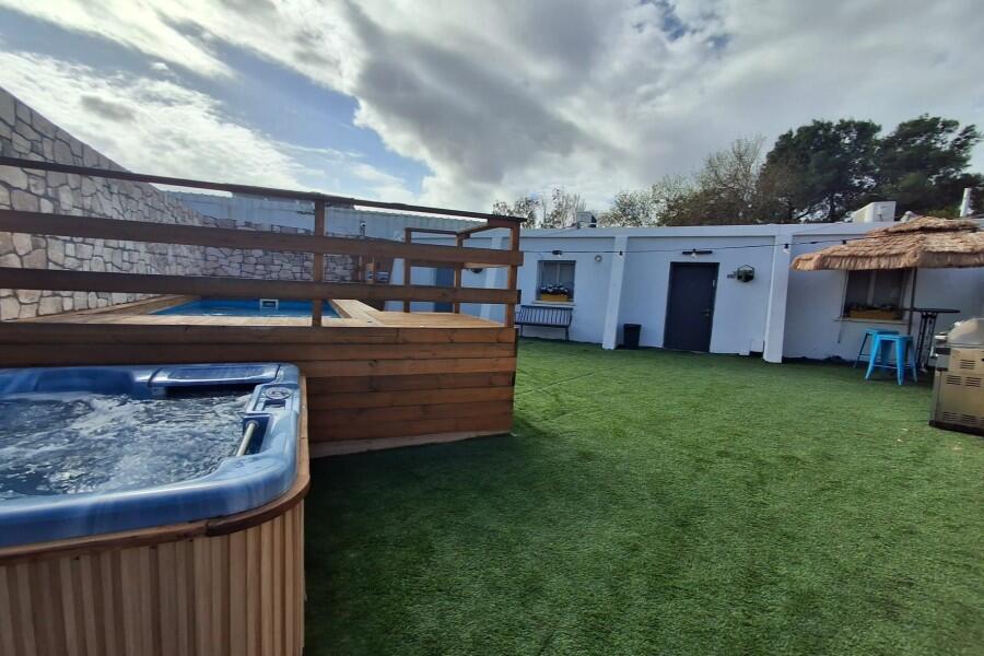 מתחם חיצוני בריכה וג'קוזי - כפר הים צימרים על הים לאירוח שעתי מפנק 155430