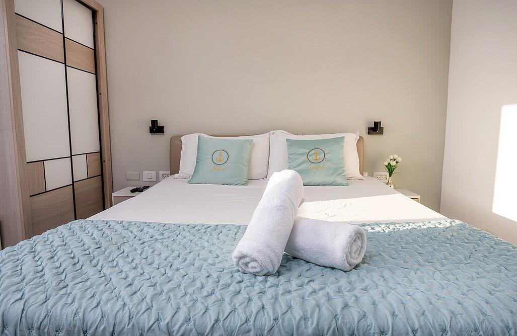 דירת אירוח זוגית עם גקוזי במרפסת - אהבה בתל אביב | חדרי אירוח ונופש בתל אביב 147715