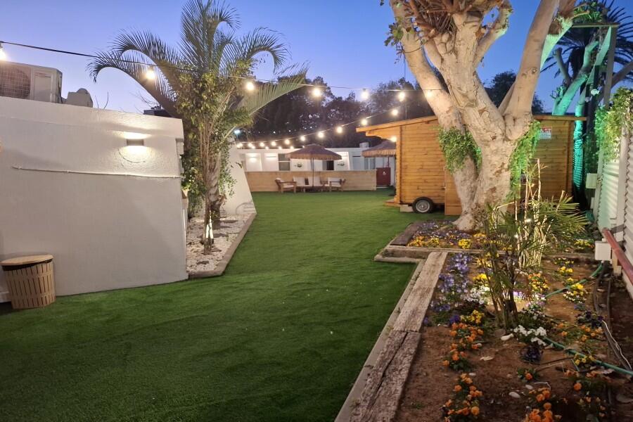 מתחם חיצוני בריכה וג'קוזי - כפר הים צימרים על הים לאירוח שעתי מפנק 155437