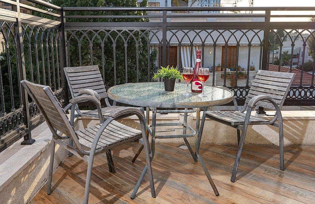 דירת אירוח זוגית עם גקוזי במרפסת - אהבה בתל אביב | חדרי אירוח ונופש בתל אביב 147721