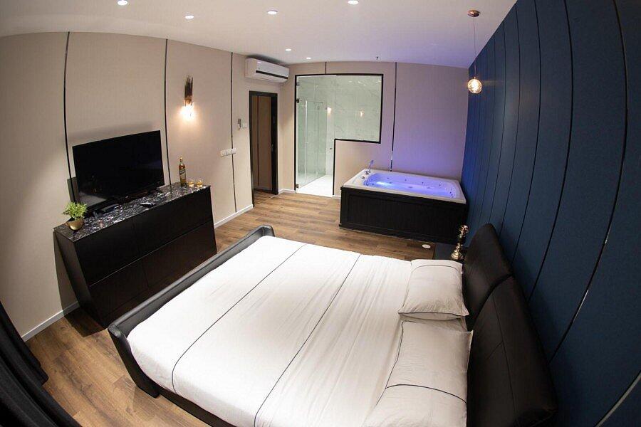 סוויטת רויאל ג'קוזי וסלון - Royal Hotel – אירוח רומנטי ופרטי בראשון לציון 24/7 147894