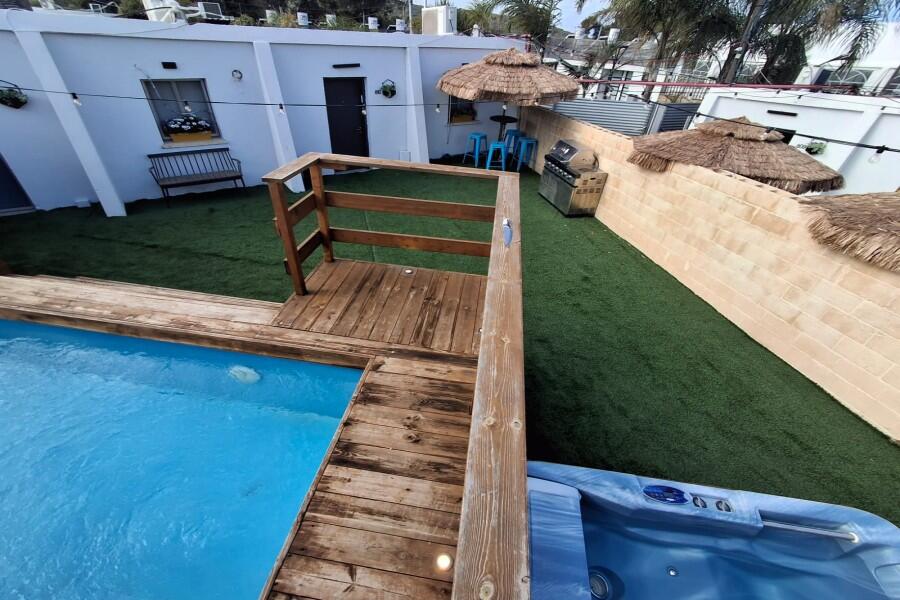 מתחם חיצוני בריכה וג'קוזי - כפר הים צימרים על הים לאירוח שעתי מפנק 155442