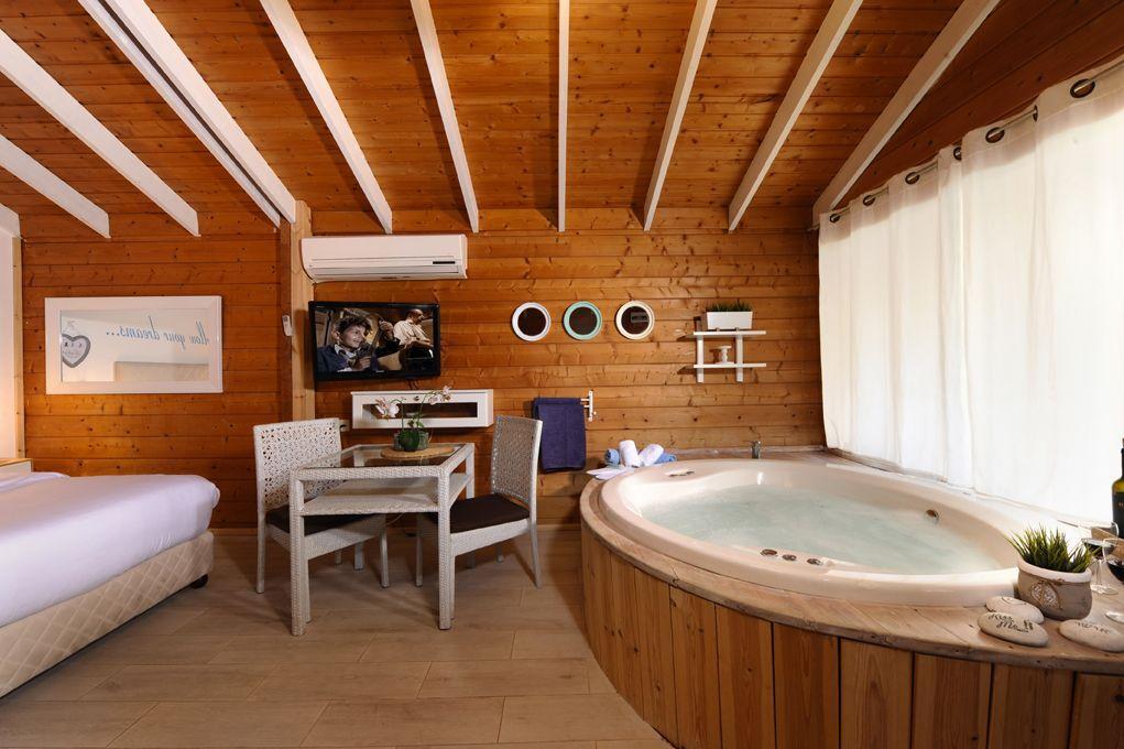 מתחם פנימי + טיפולי ספא - טרופי צימר ספא - 5 בקתות עץ בשזור 113496