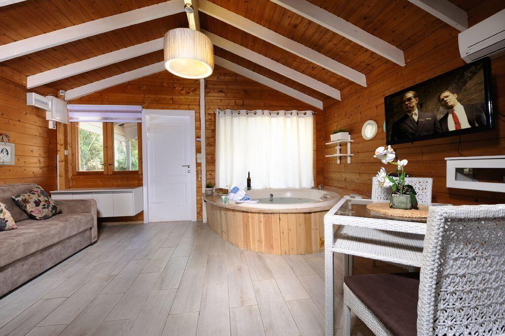 מתחם פנימי + טיפולי ספא - טרופי צימר ספא - 5 בקתות עץ בשזור 113503