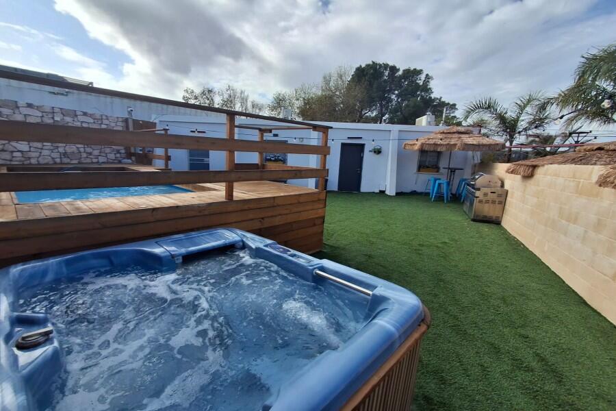 מתחם חיצוני בריכה וג'קוזי - כפר הים צימרים על הים לאירוח שעתי מפנק 155439