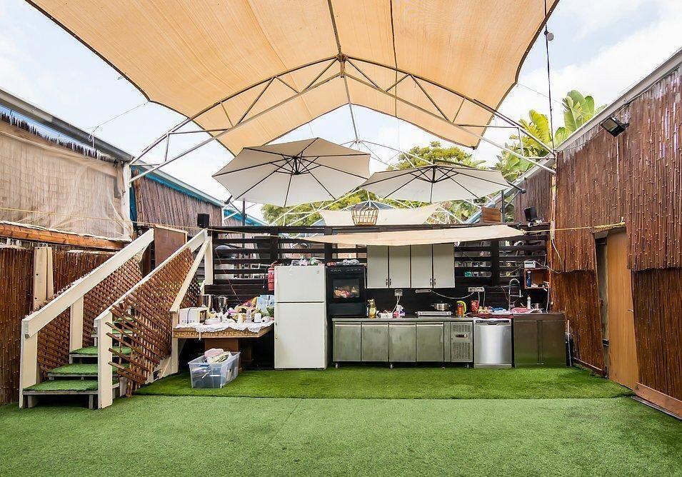 חצר ובריכה - ויליג' קומפלקס - 5 יחידות אירוח לפי שעה בניר בנים 121813