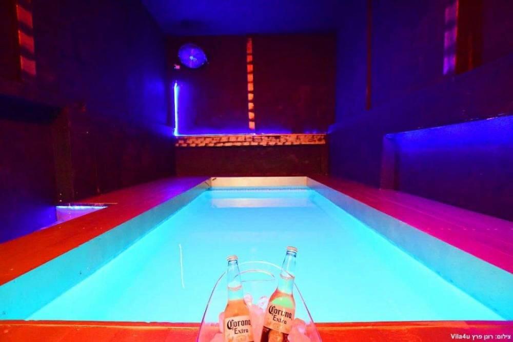 מתחם הבריכה והג'קוזי - וילה 117 - אירוח שעתי לזוגות בתל אביב 122087