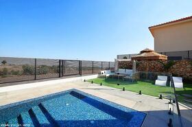 , כינר סוויטות יוקרה - בריכת השחייה לצד הפינות ישיבה